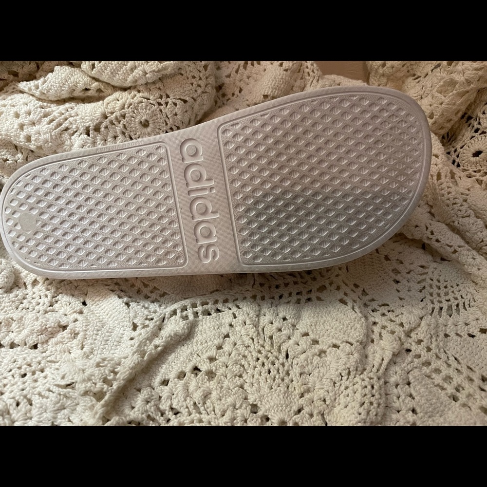 Size 10 white and blue Adidas sandals Synthetic upper
Slip-on
Round open toe - Picture 10 of 12